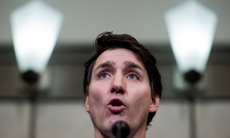 Trudeau zapustil parlament s stolom v rokah