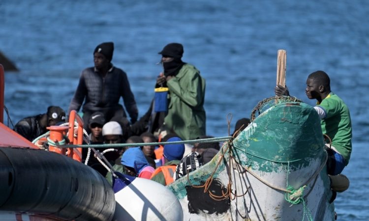 Šest mrtvih in 40 pogrešanih po potopu čolna z migranti