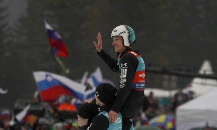 Slovenski skakalci tretji na ekipni tekmi v Planici, zmaga Avstriji