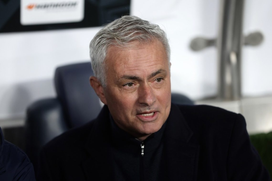 Mourinho trenerja Galatasaraya po koncu tekme prijel za nos
