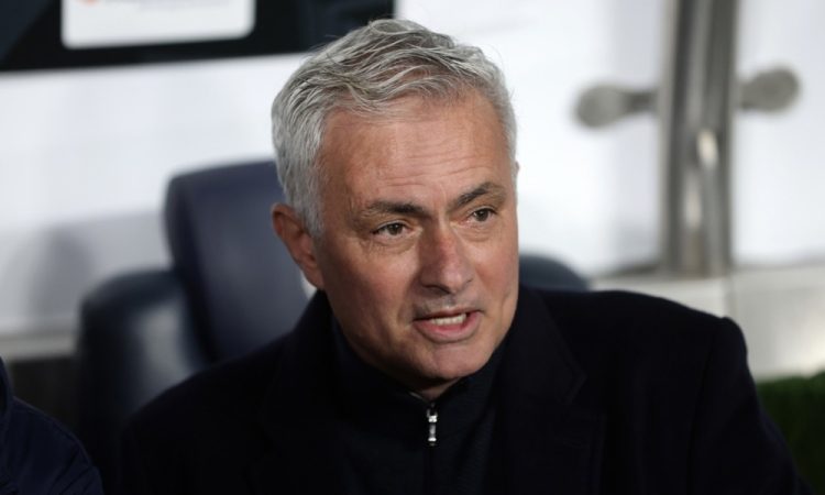 Mourinho trenerja Galatasaraya po koncu tekme prijel za nos