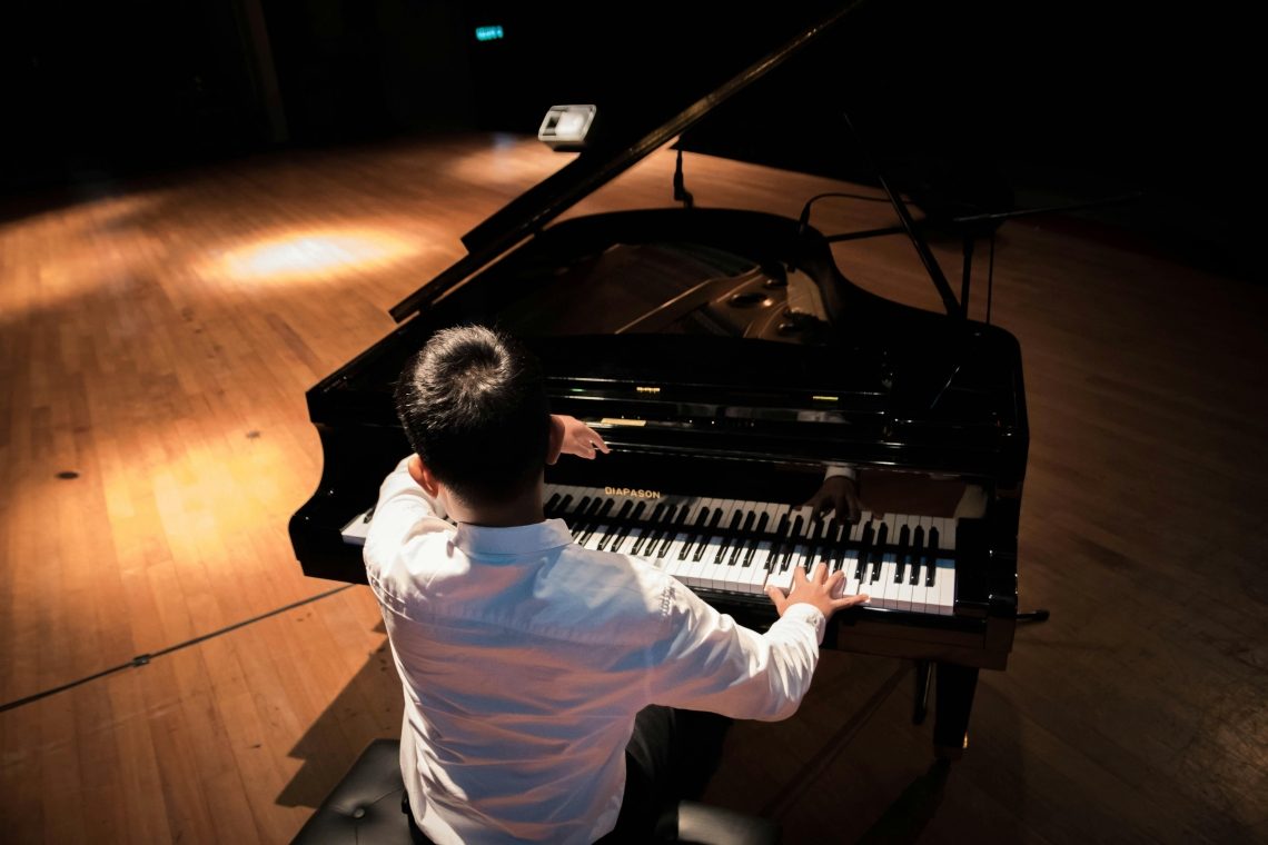 Nejc Kamplet osvojil drugo mesto na pianističnem tekmovanju v Barceloni 