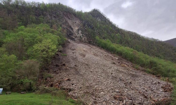 Na Tolminskem sprožen obsežen plaz, območje nenaseljeno