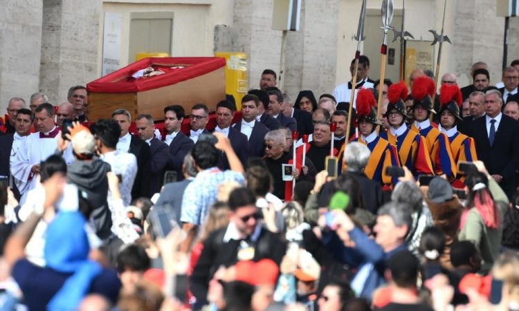 Verniki se poslavljajo od papeža Frančiška