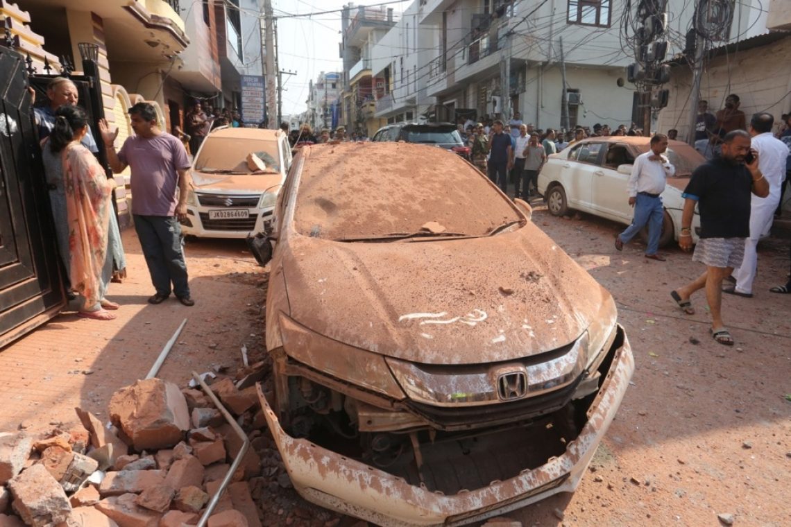 Pakistan povračilno napadel Indijo, napetosti med jedrskima silama naraščajo