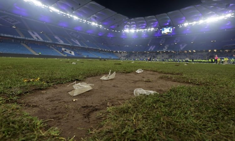 Hamburg po sedmih letih v bundesligi, slavje zasenčili izgredi
