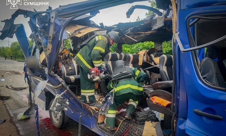 Ruski napad na avtobus v Ukrajini zahteval devet življenj