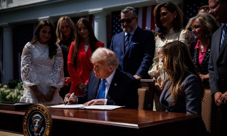 Trump podpisal zakon proti maščevalni pornografiji in lažnim posnetkom