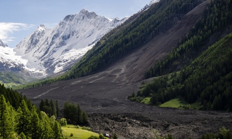 Plaz v švicarskih Alpah ustvaril jez, zdaj grozi poplavni val