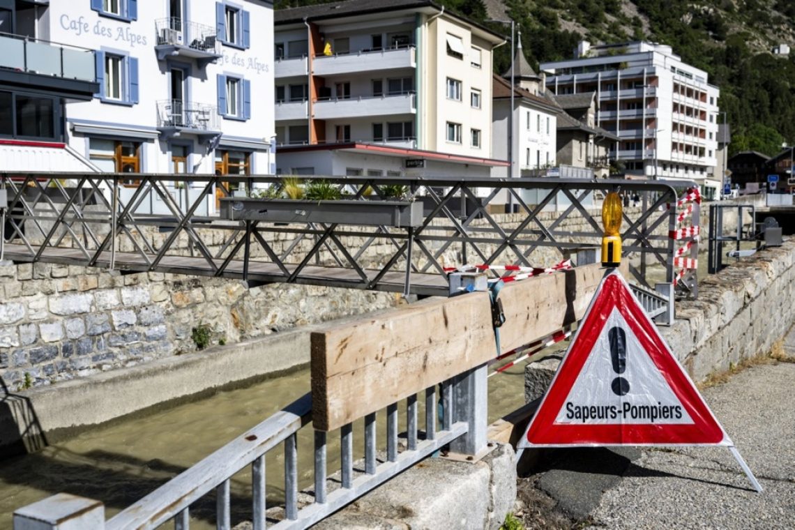 Švicarska dolina Lötschental po plazu v pripravah na evakuacijo