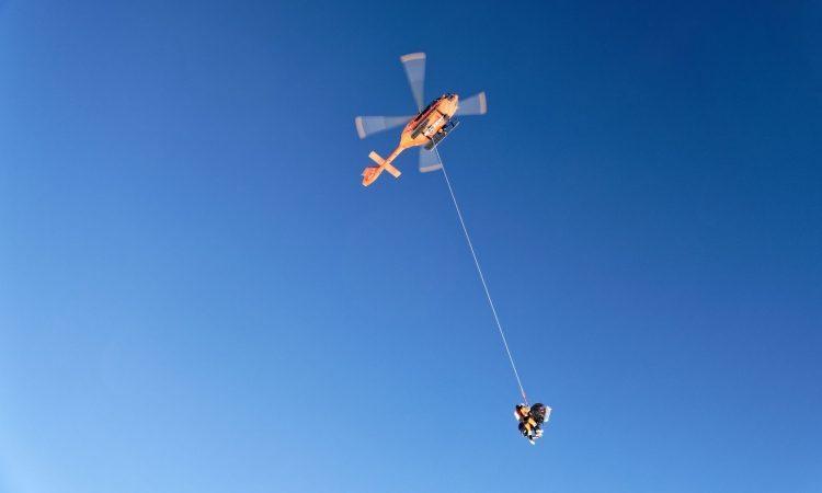 V gorah dva zdrsa, gorski reševalci posredovali s helikopterjem