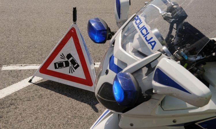 V trčenju pri Lenartu ena oseba umrla, ena poškodovana