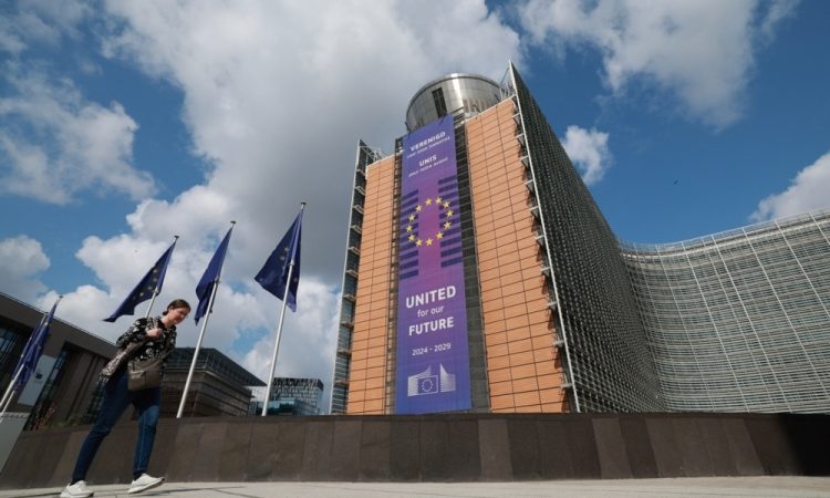 EU pozvala Izrael k širšemu dostopu pomoči v Gazo in obsodila smrt novinarjev