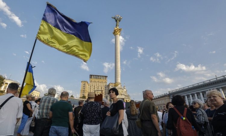 Ukrajina gradi svojo varnost z orožjem: evropski milijardni paket kot temelj povojne obrambe
