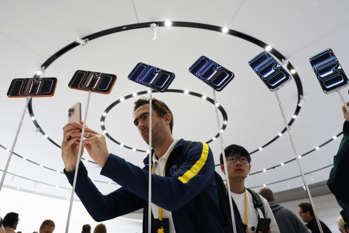 Apple predstavil novo generacijo iPhonov z modelom Air kot največjo novost