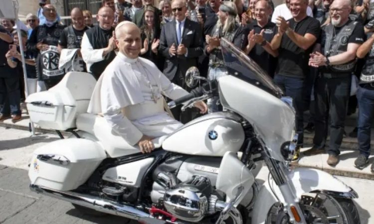 Papež Leon XIV prejel v dar motor BMW za dobrodelni namen