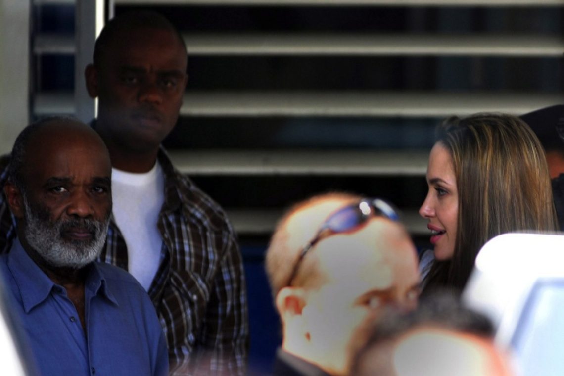 Ob obisku Angeline Jolie v Ukrajini naj bi njenega šoferja vpoklicali v vojsko