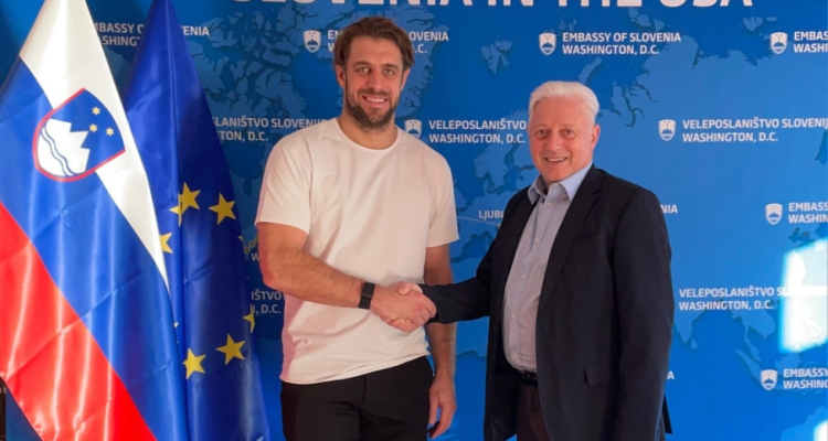 Veleposlanik Mirošič sprejel hokejista Anžeta Kopitarja