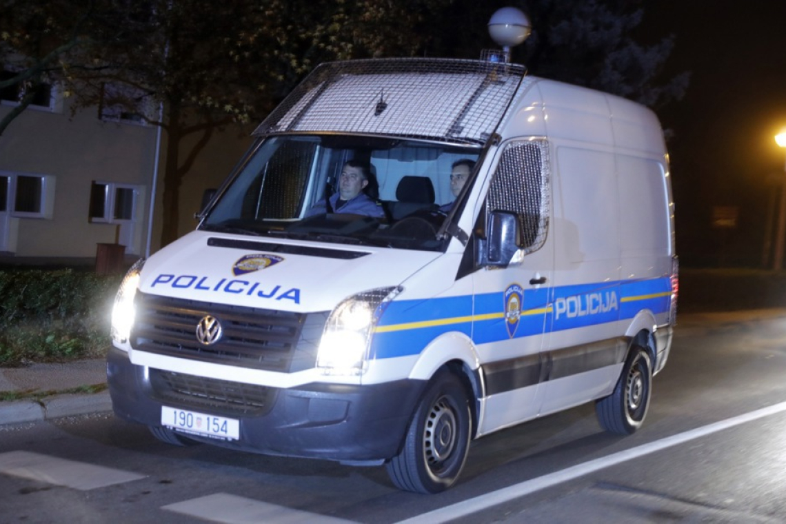 Policista v Trilju večkrat udaril moškega ob aretaciji