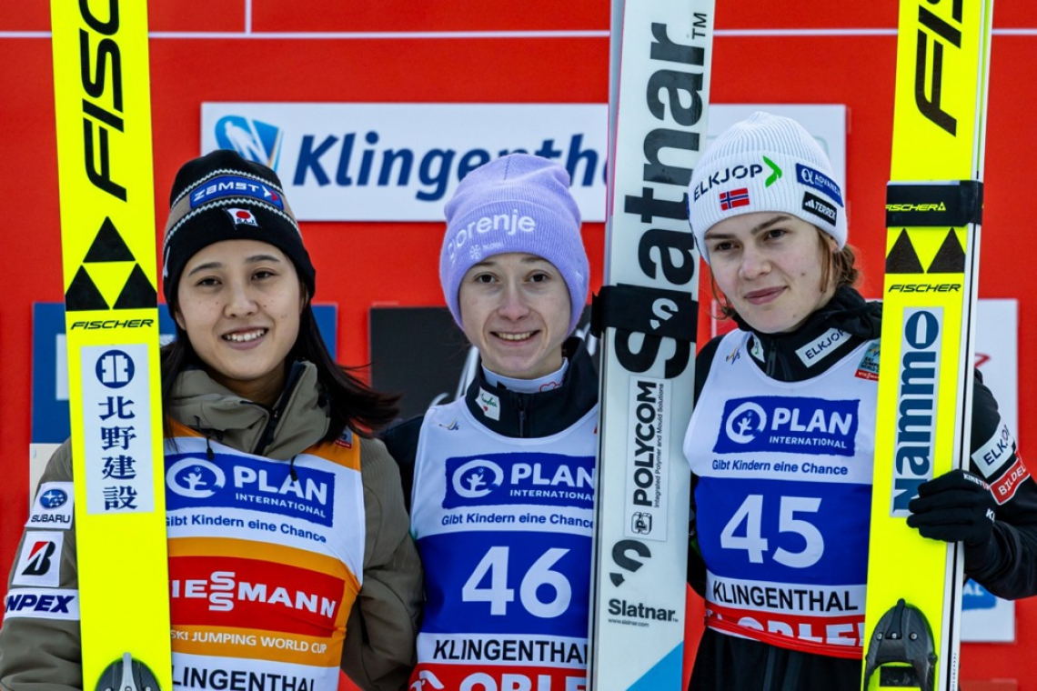 Nika Prevc v Klingenthalu na večni slovenski lestvici prehitela Petra Prevca 