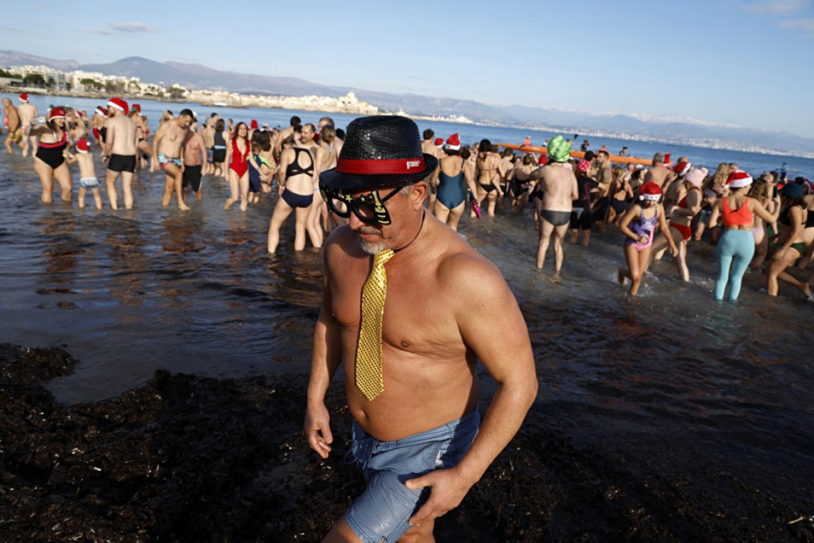 Po vsej Evropi v novo leto s skokom v ledeno vodo