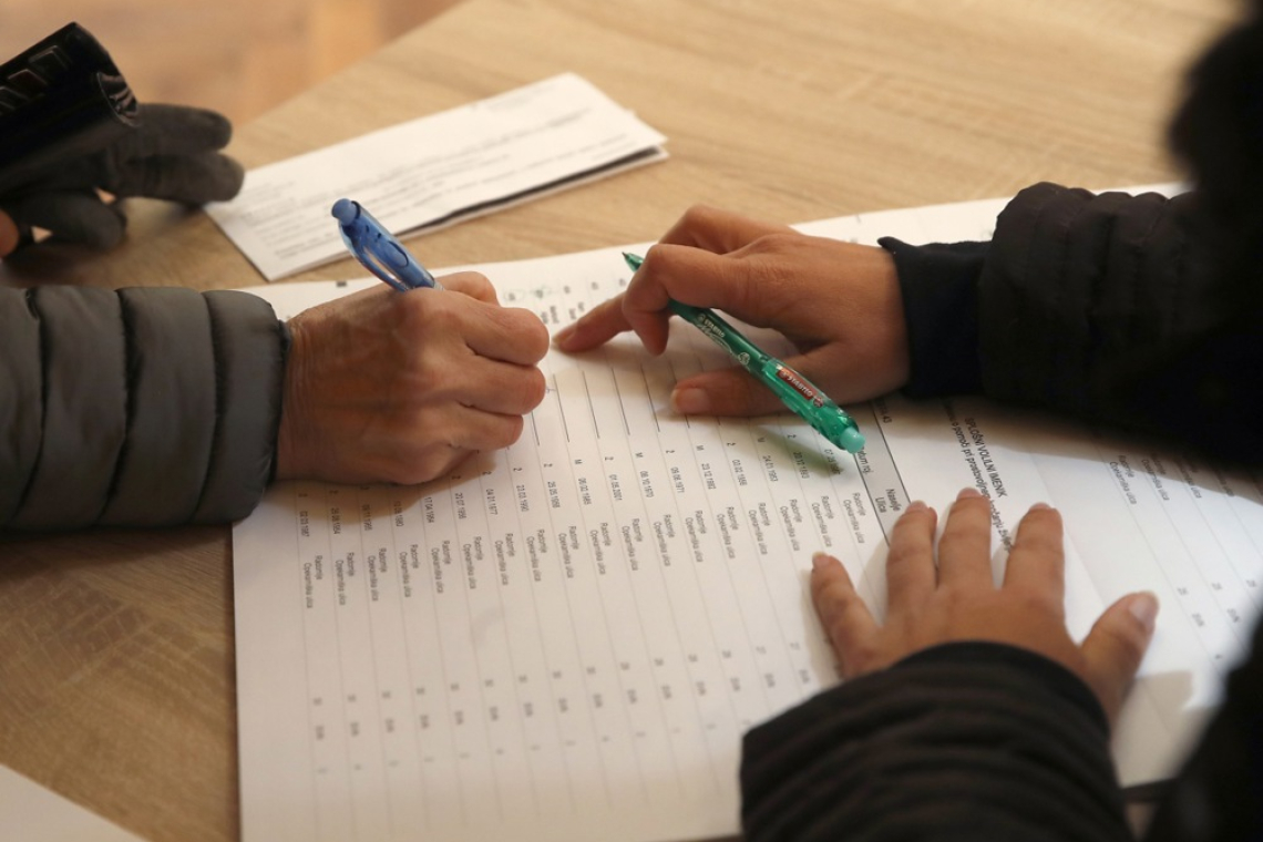 Predčasno glasovanje se začenja na 98 voliščih po državi