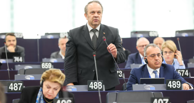 Weber kritičen do Grimsa zaradi srečanja desnih skupin