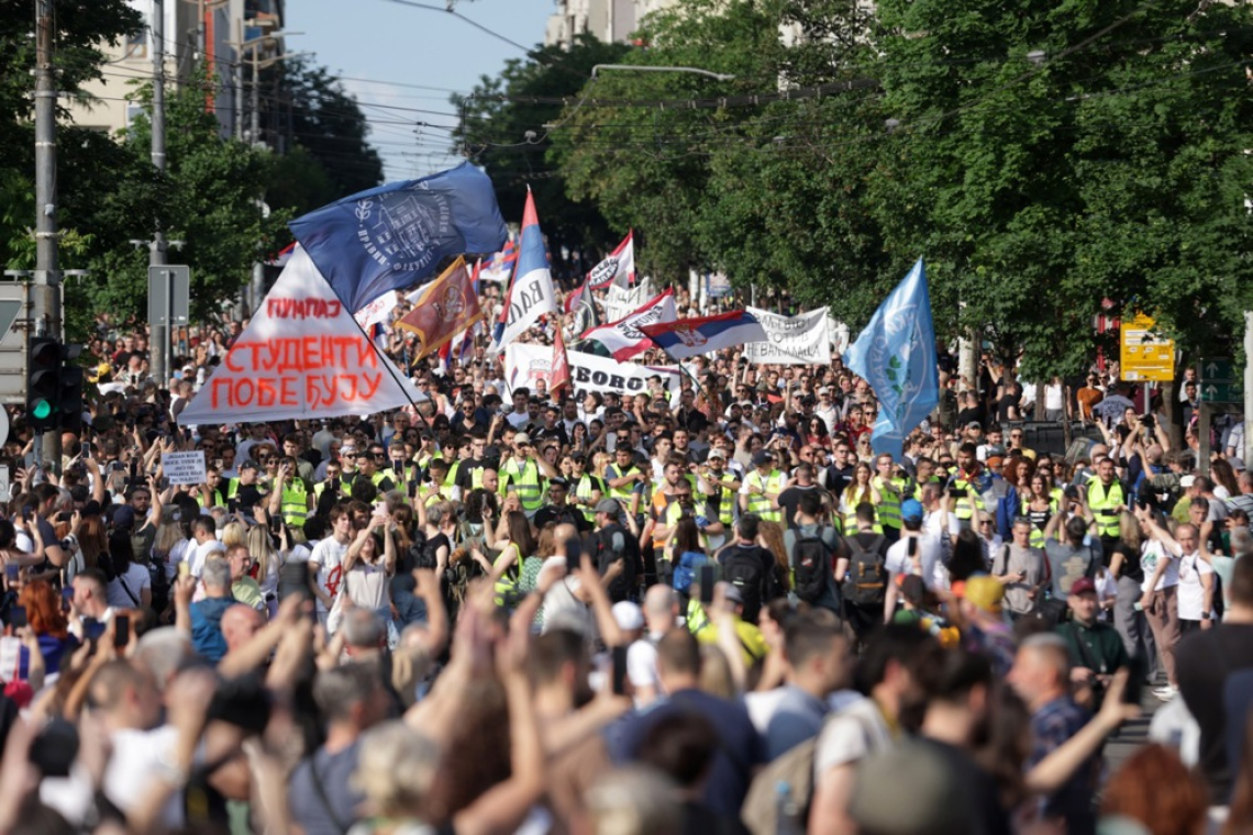 Na protestu v Beogradu več kot 100 tisoč ljudi