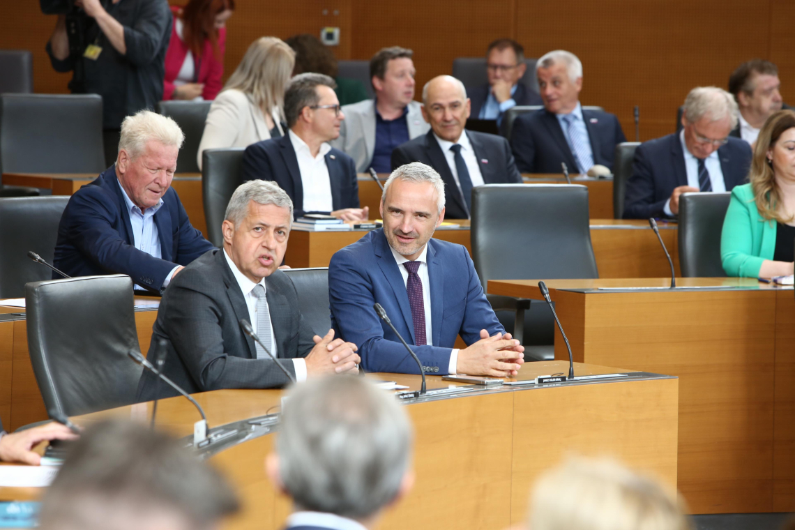 Ministre v DZ lahko zamenjajo štirje nadomestni poslanci