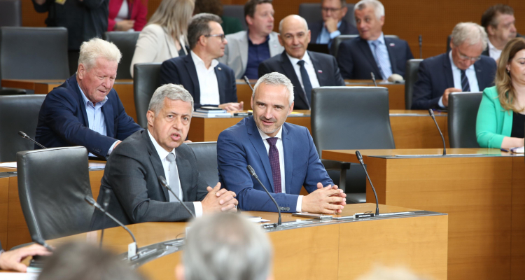 Ministre v DZ lahko zamenjajo štirje nadomestni poslanci