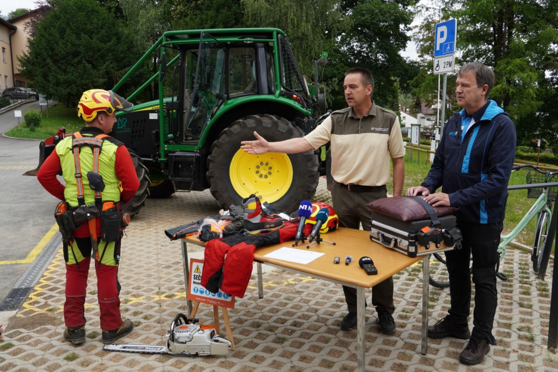 Po ujmah opozorilo na varnost pri delu v gozdovih in na kmetijah